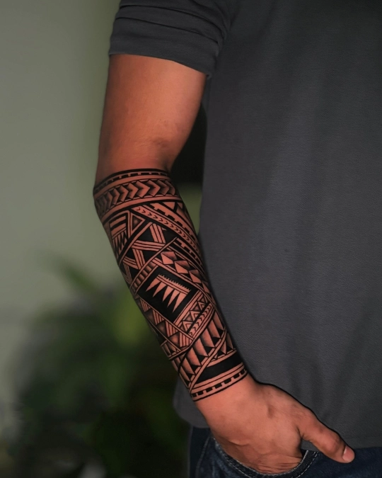 Dense Tribal Geometry And Heavy Banding