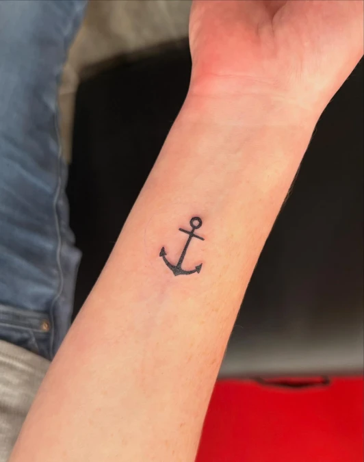 Minimalist Black Anchor Outline