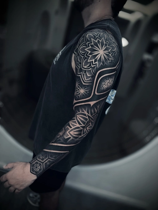 Saturated Blackwork and Moody Geometric Flow