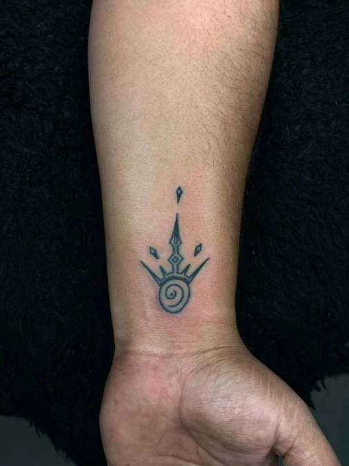 Sharp Geometric Crown And Spiral Base