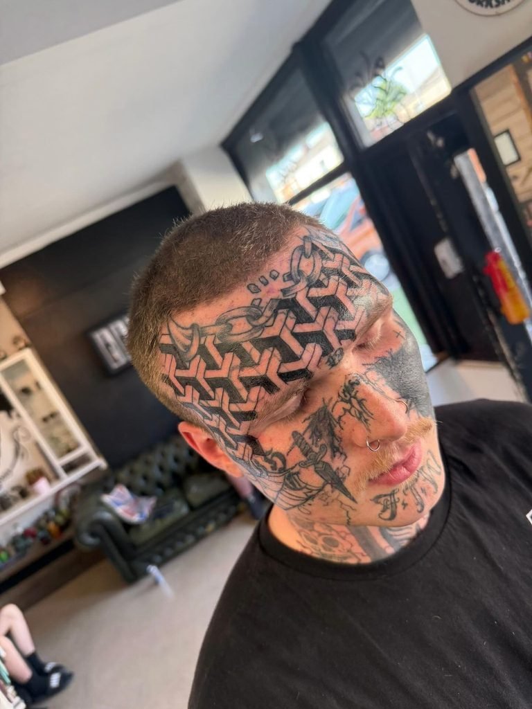 3D Optical Illusion Forehead Pattern with Blackwork Contrast