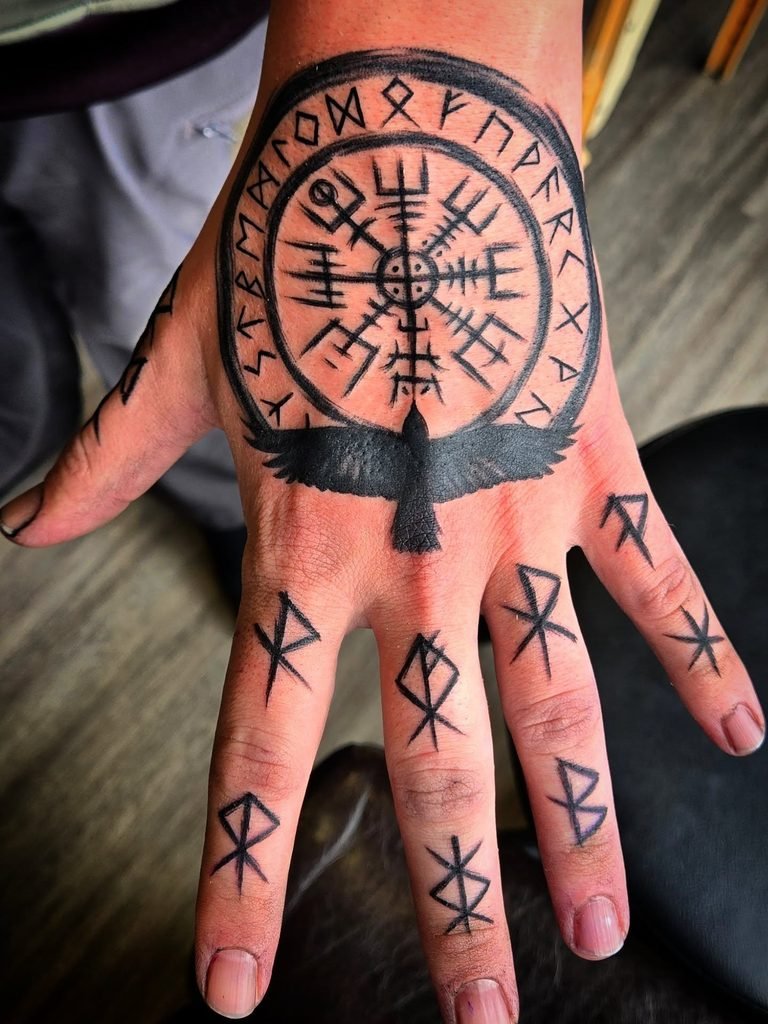 Norse Vegvisir Compass With Bindrune Finger Markings
